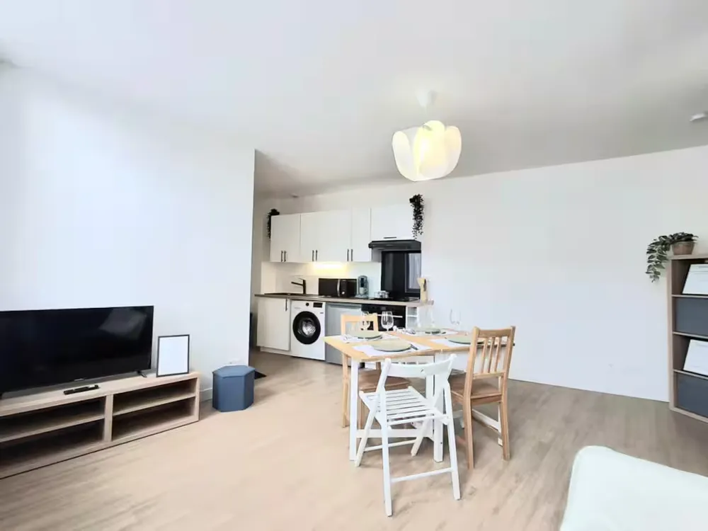 Le Clos Carnot 4, séjour lumineux avec télévision et coin repas